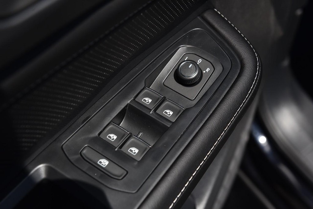 Volkswagen Atlas Cross Sport Vehicle Full-screen Gallery Image 8
