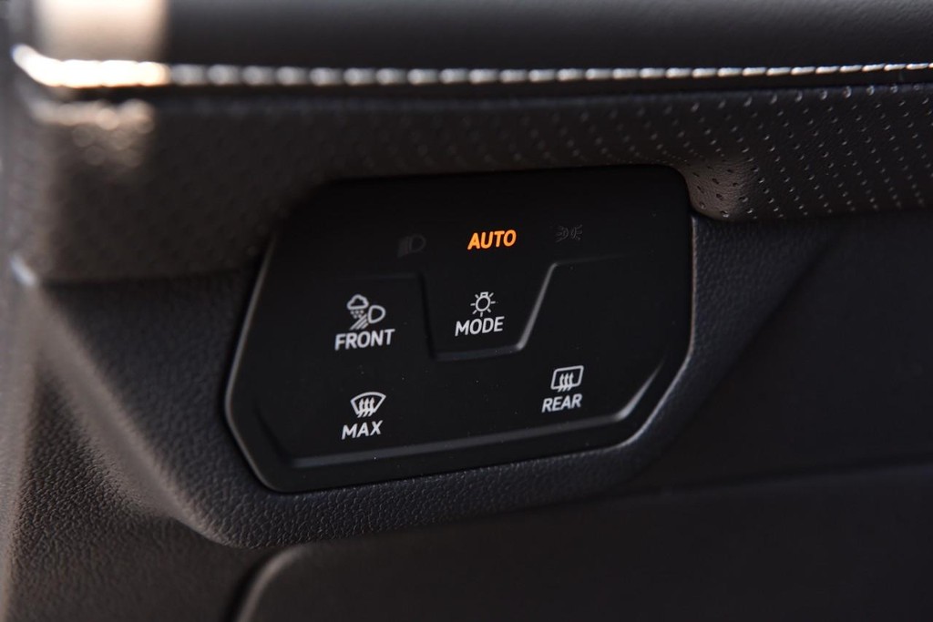 Volkswagen Atlas Cross Sport Vehicle Full-screen Gallery Image 10