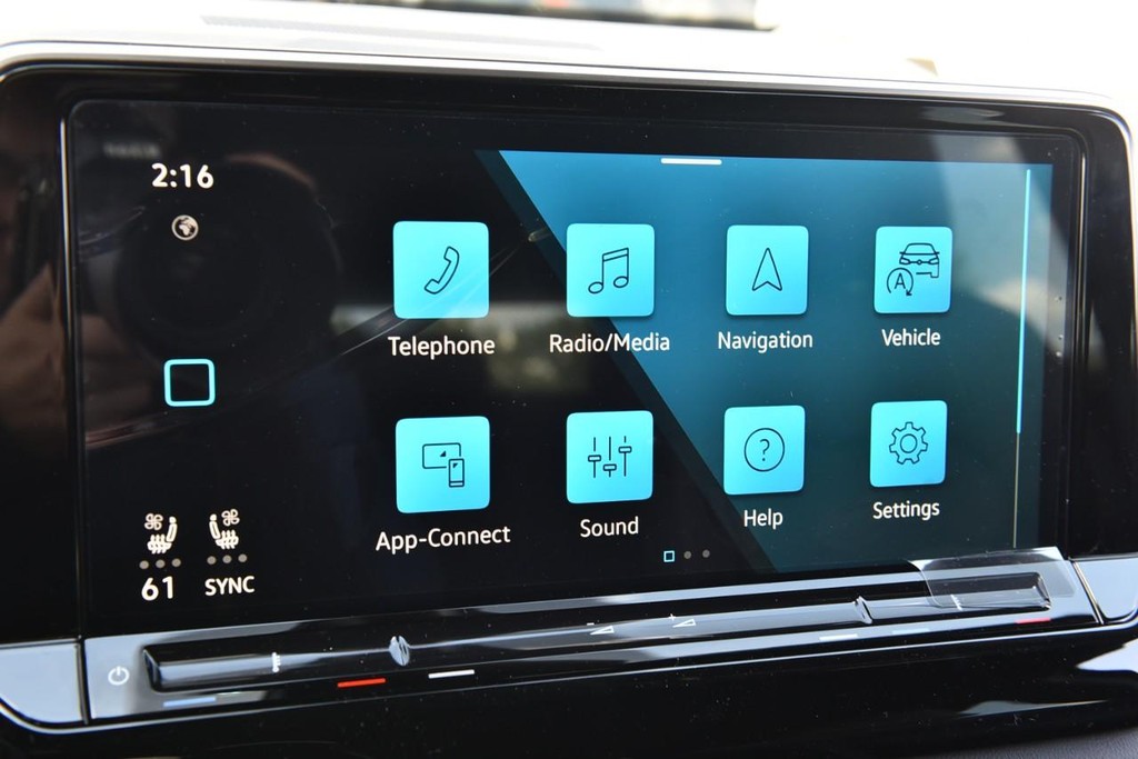 Volkswagen Atlas Cross Sport Vehicle Full-screen Gallery Image 13