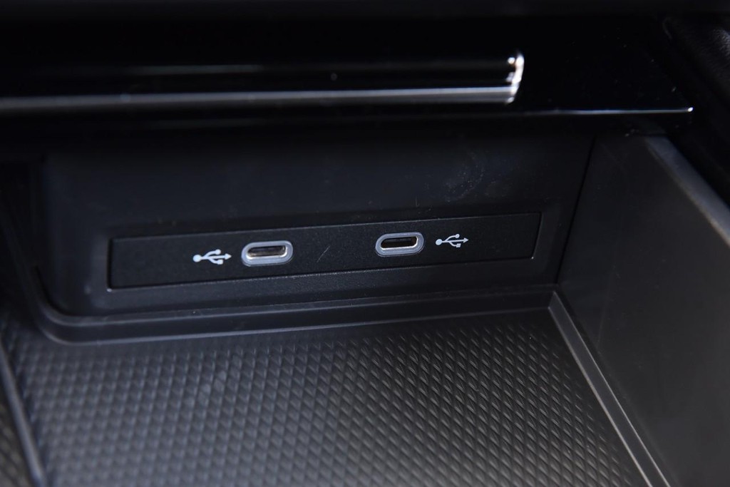 Volkswagen Atlas Cross Sport Vehicle Full-screen Gallery Image 15