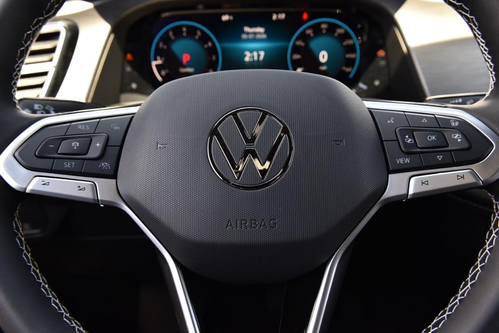 Volkswagen Atlas Cross Sport Vehicle Full-screen Gallery Image 17