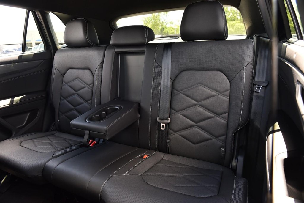 Volkswagen Atlas Cross Sport Vehicle Full-screen Gallery Image 20