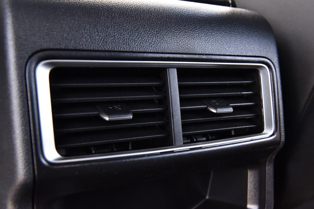 Volkswagen Atlas Cross Sport Vehicle Full-screen Gallery Image 21