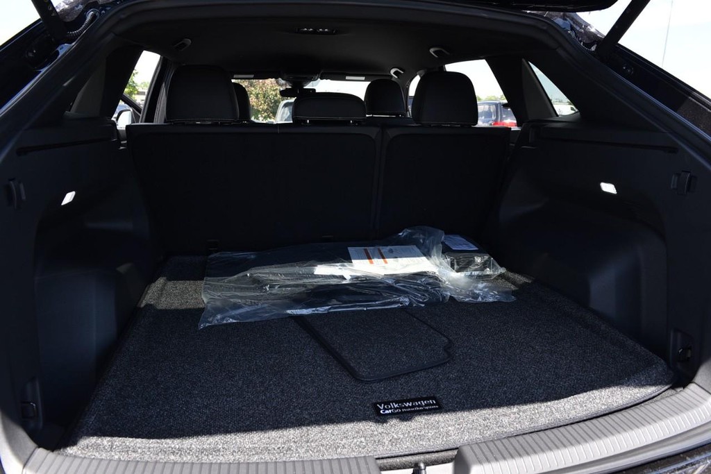 Volkswagen Atlas Cross Sport Vehicle Full-screen Gallery Image 23