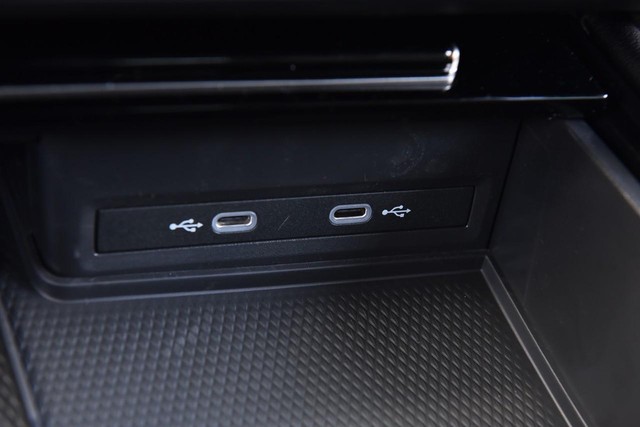 Volkswagen Atlas Cross Sport Vehicle Image 15