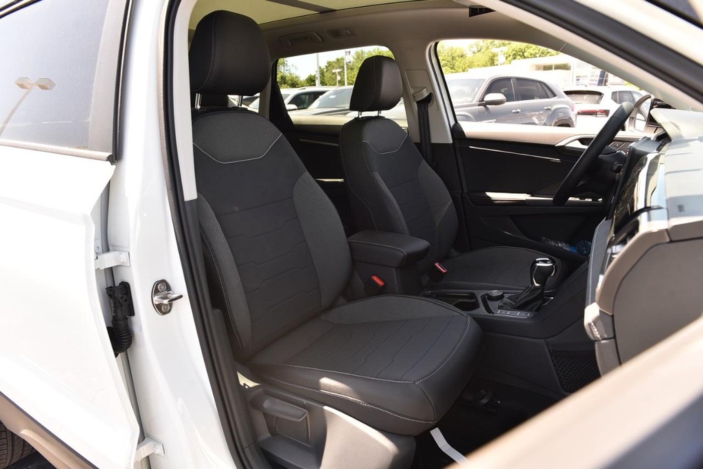 Volkswagen Taos Vehicle Full-screen Gallery Image 21