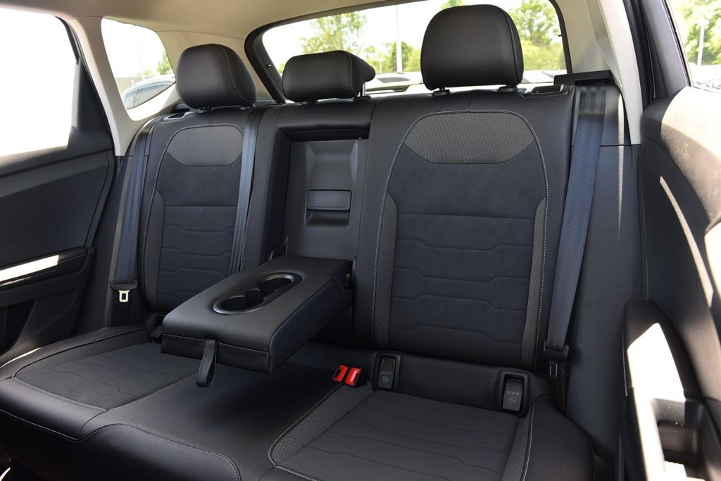 Volkswagen Taos Vehicle Full-screen Gallery Image 23