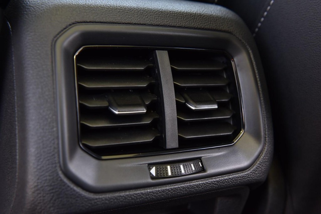 Volkswagen Taos Vehicle Full-screen Gallery Image 24