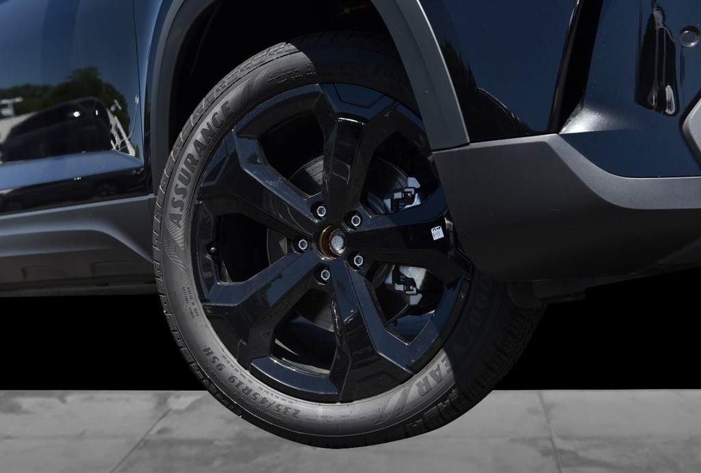 Volkswagen Taos Vehicle Full-screen Gallery Image 3