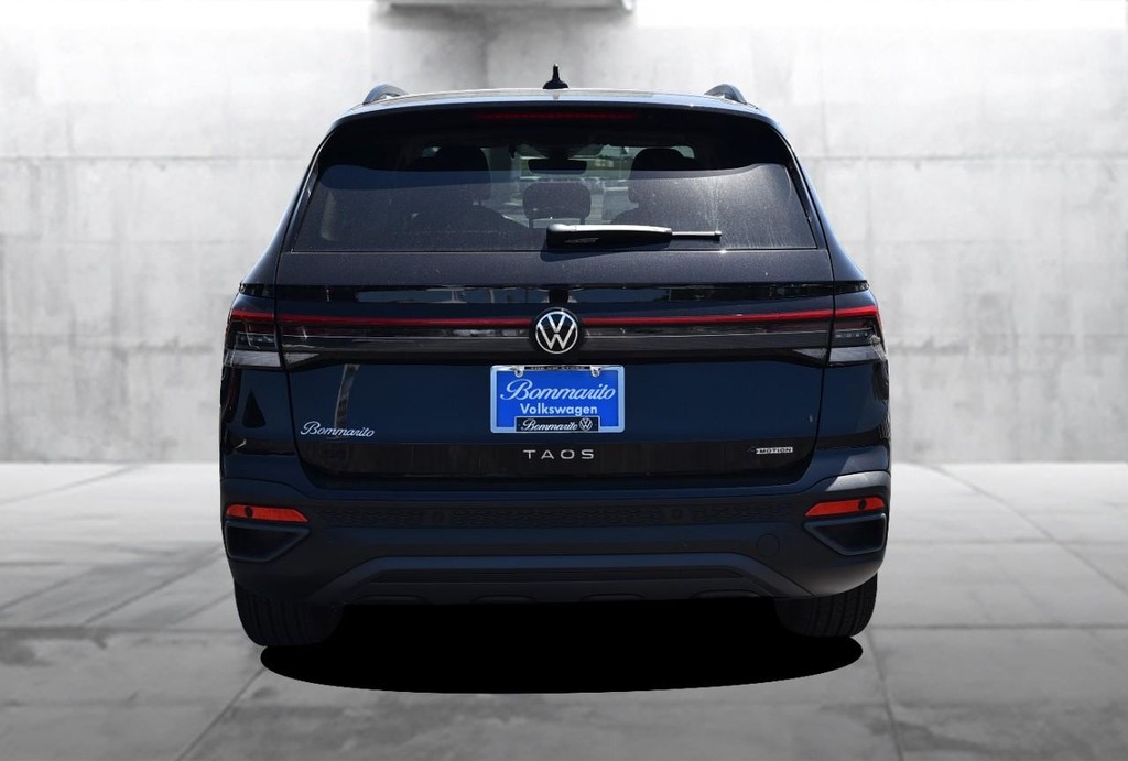 Volkswagen Taos Vehicle Full-screen Gallery Image 6