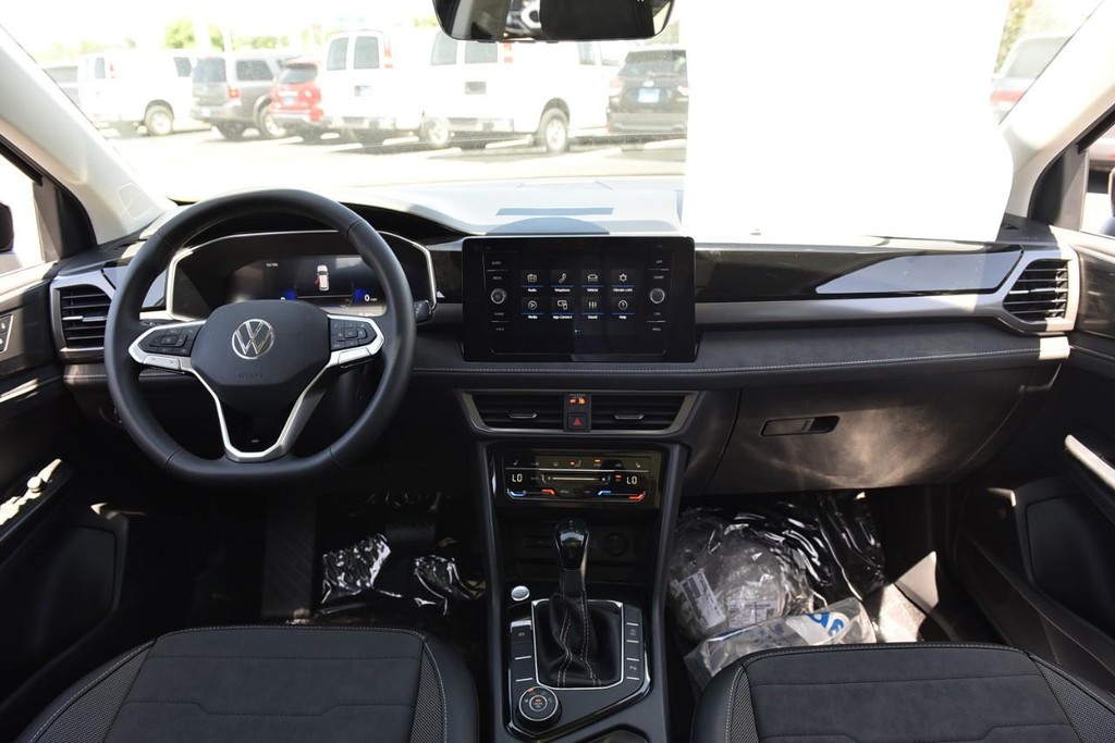 Volkswagen Taos Vehicle Full-screen Gallery Image 7