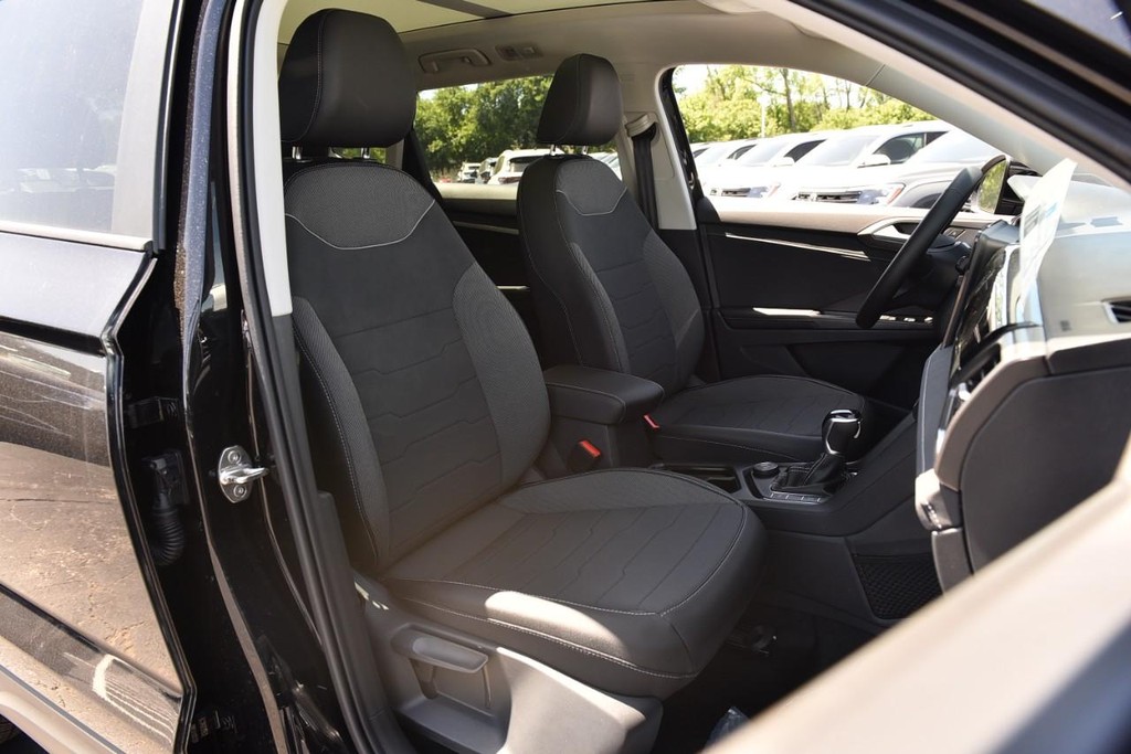 Volkswagen Taos Vehicle Full-screen Gallery Image 21