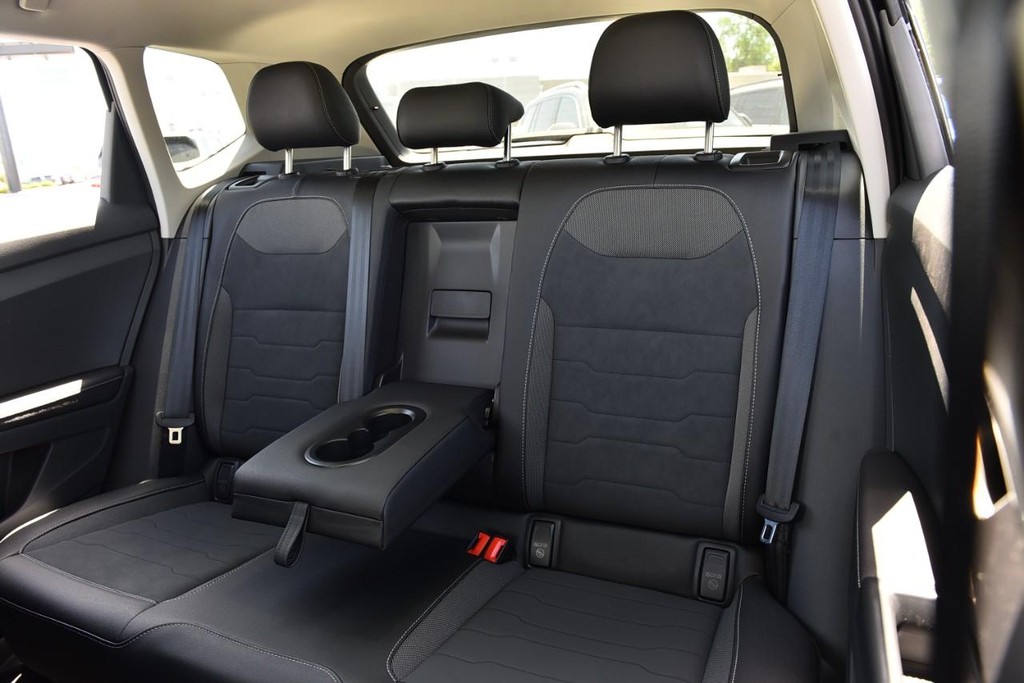 Volkswagen Taos Vehicle Full-screen Gallery Image 23