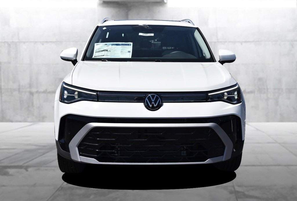 Volkswagen Taos Vehicle Full-screen Gallery Image 4