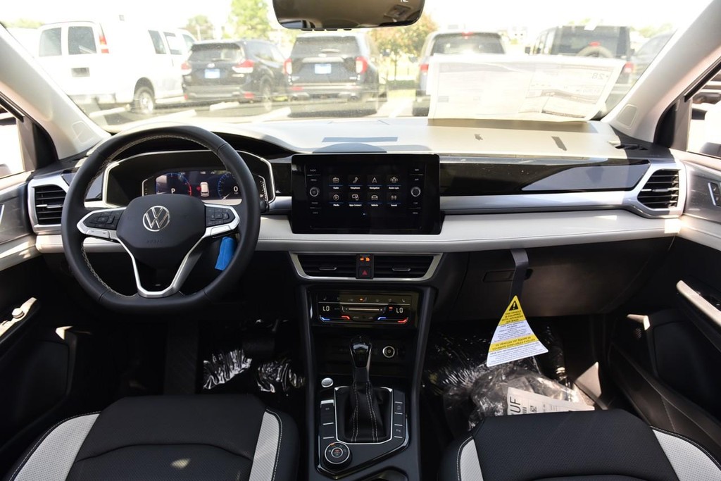 Volkswagen Taos Vehicle Full-screen Gallery Image 7