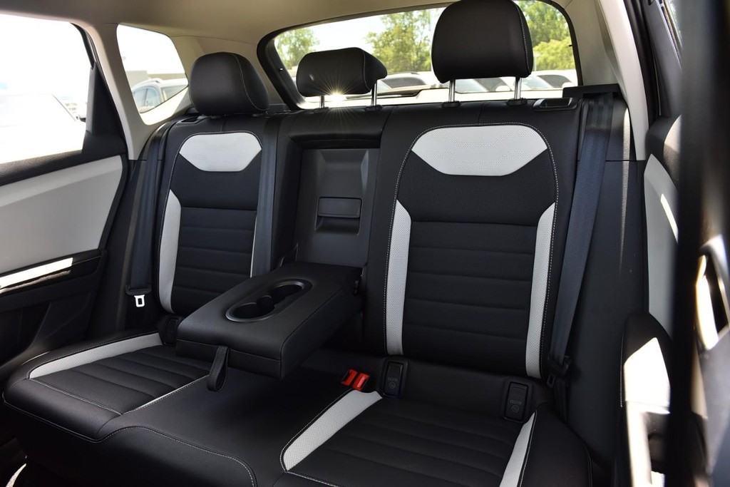 Volkswagen Taos Vehicle Full-screen Gallery Image 23