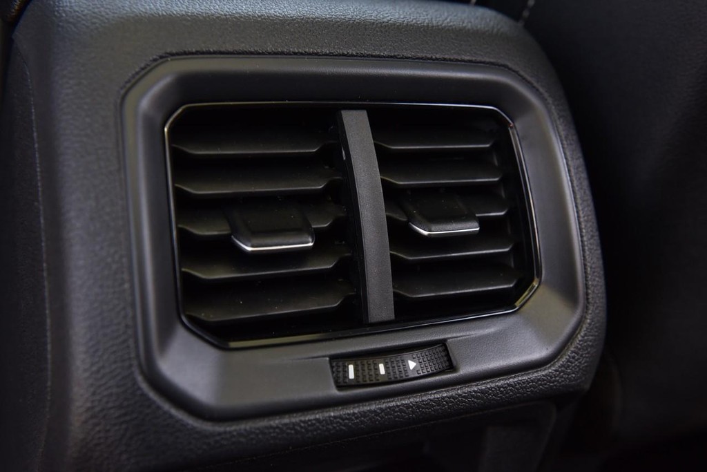 Volkswagen Taos Vehicle Full-screen Gallery Image 24