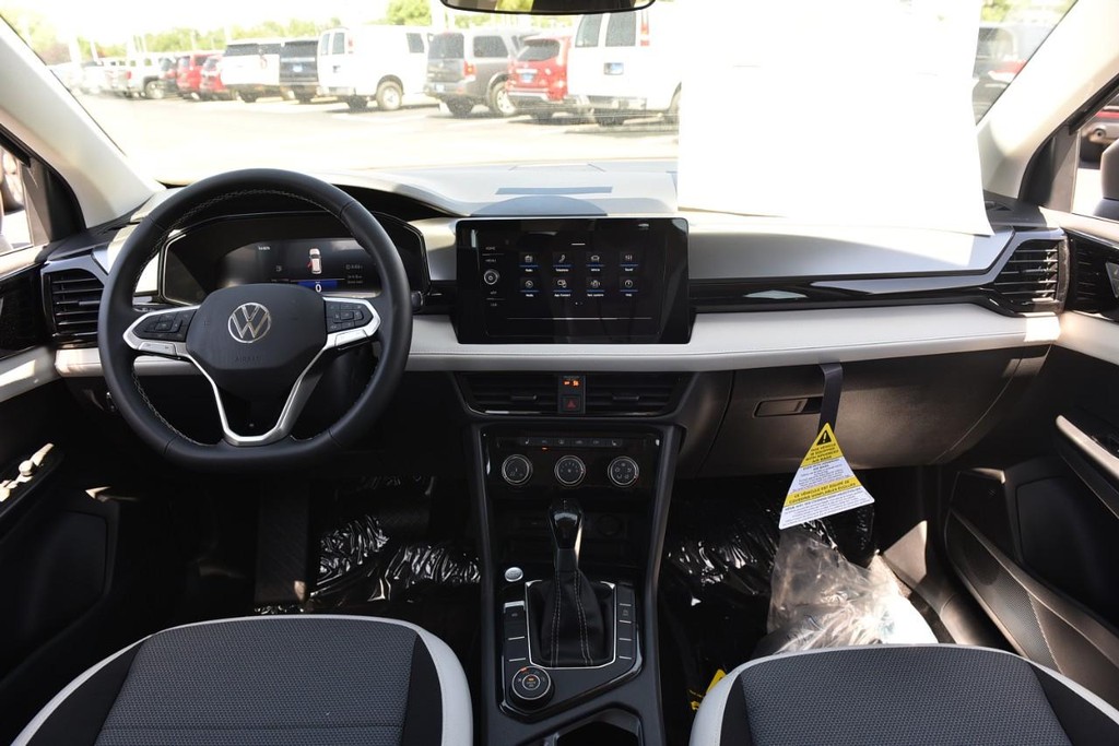 Volkswagen Taos Vehicle Full-screen Gallery Image 7