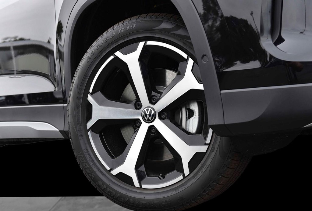 Volkswagen Tiguan Vehicle Full-screen Gallery Image 3
