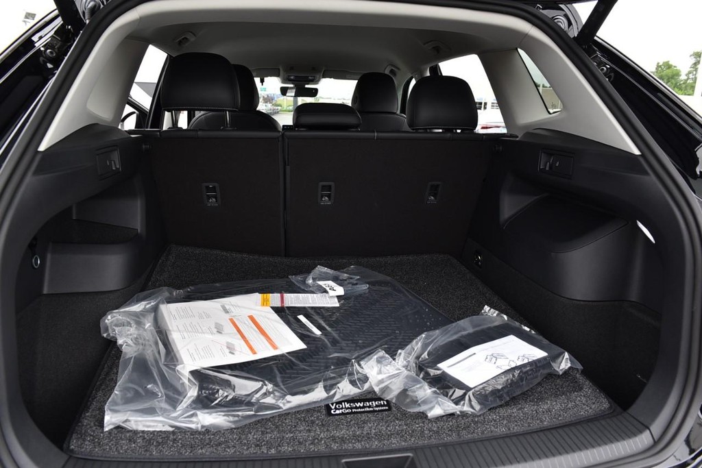 Volkswagen Tiguan Vehicle Full-screen Gallery Image 24
