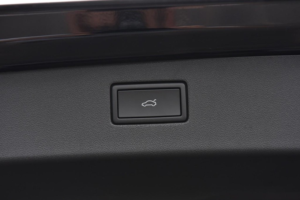 Volkswagen Tiguan Vehicle Full-screen Gallery Image 25