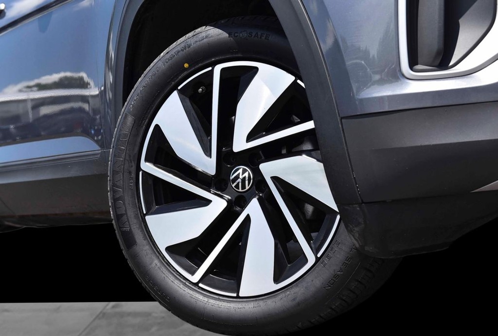 Volkswagen Atlas Vehicle Full-screen Gallery Image 3