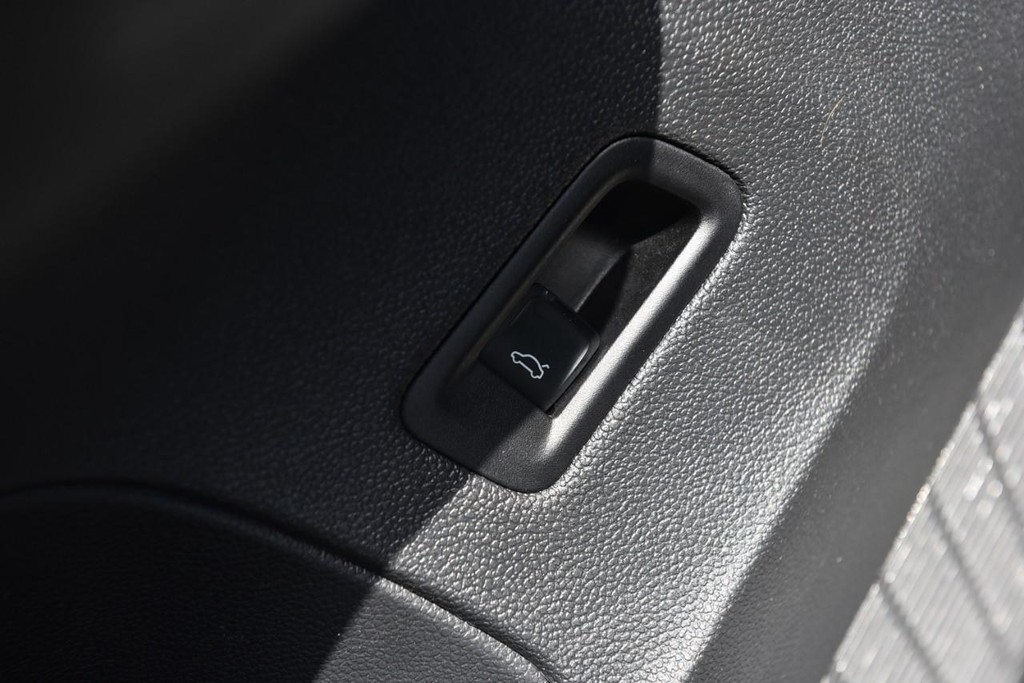 Volkswagen Atlas Vehicle Full-screen Gallery Image 9