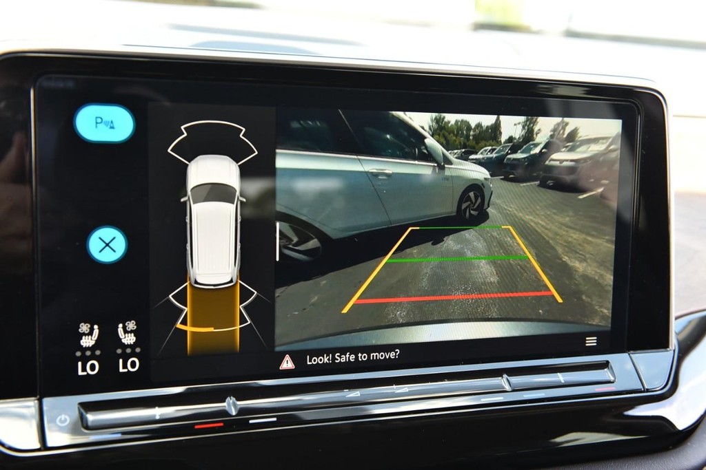 Volkswagen Atlas Vehicle Full-screen Gallery Image 13
