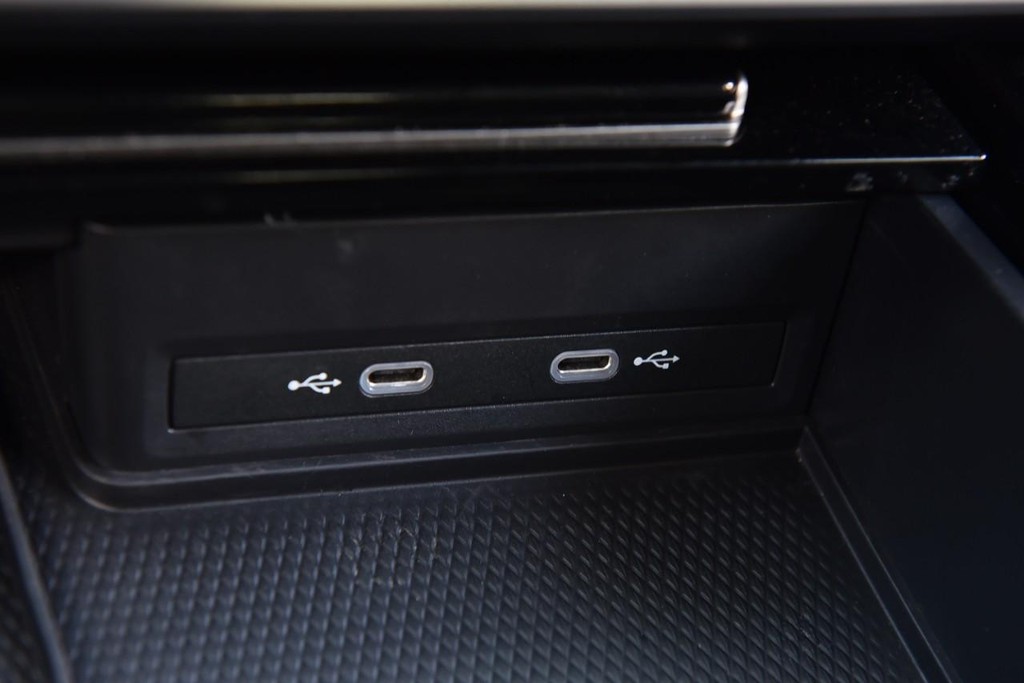 Volkswagen Atlas Vehicle Full-screen Gallery Image 16
