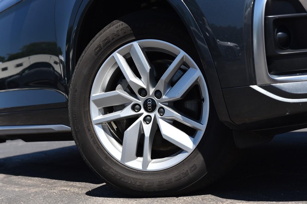 Audi Q5 Vehicle Full-screen Gallery Image 03