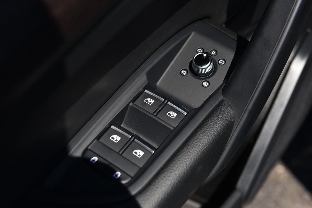 Audi Q5 Vehicle Full-screen Gallery Image 08