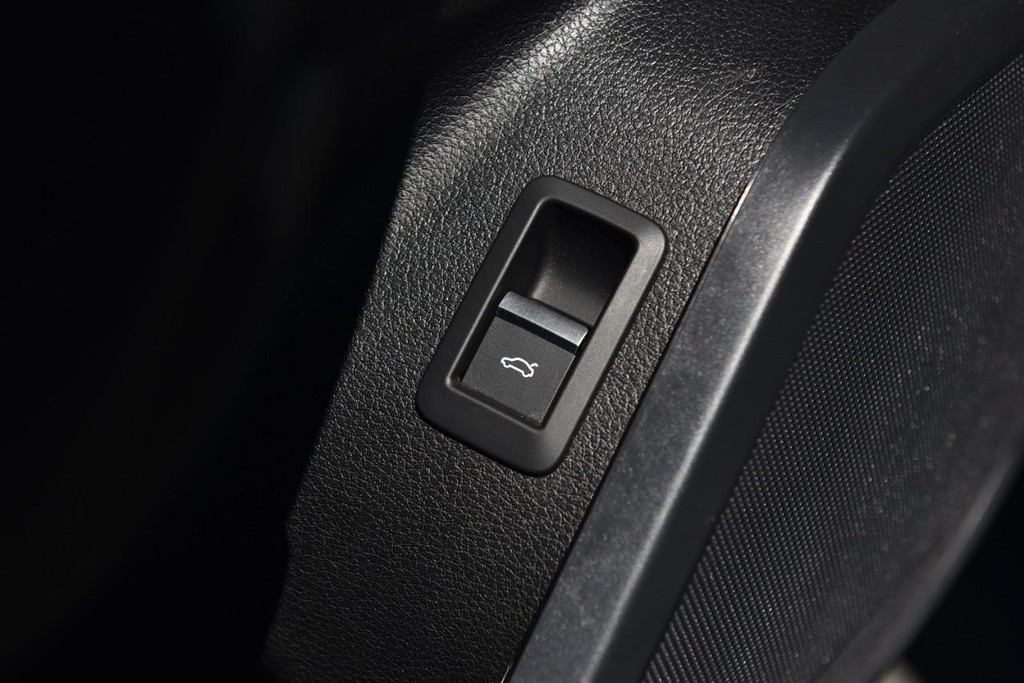 Audi Q5 Vehicle Full-screen Gallery Image 09