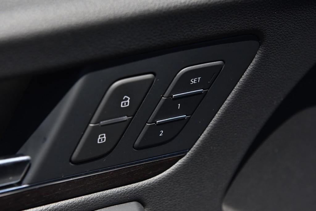 Audi Q5 Vehicle Full-screen Gallery Image 10
