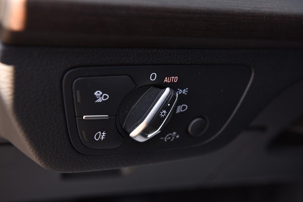 Audi Q5 Vehicle Full-screen Gallery Image 12
