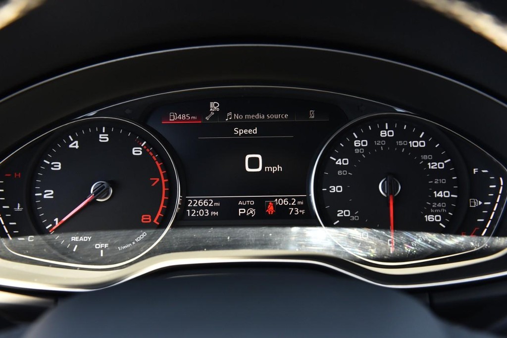 Audi Q5 Vehicle Full-screen Gallery Image 13