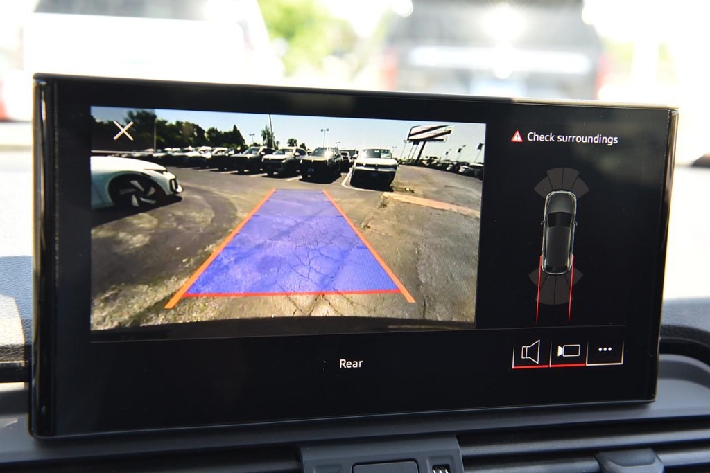 Audi Q5 Vehicle Full-screen Gallery Image 14