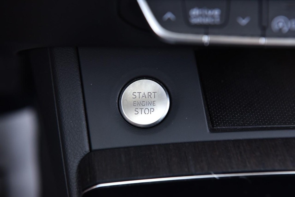 Audi Q5 Vehicle Full-screen Gallery Image 18