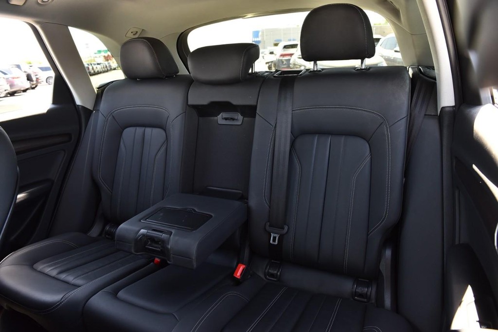 Audi Q5 Vehicle Full-screen Gallery Image 23