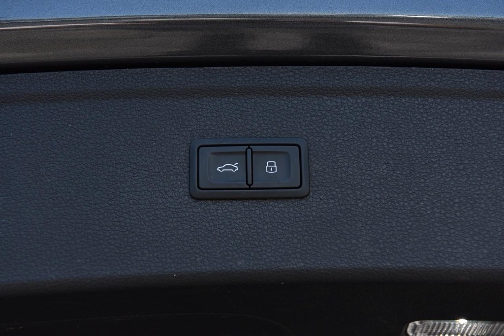 Audi Q5 Vehicle Full-screen Gallery Image 27