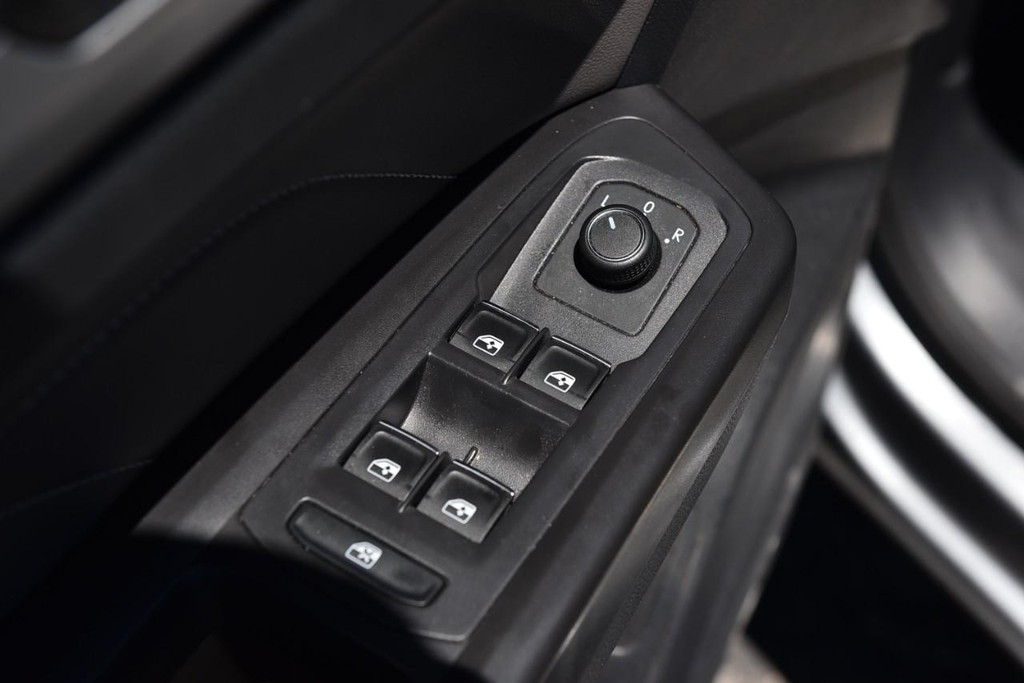 Volkswagen Atlas Cross Sport Vehicle Full-screen Gallery Image 8