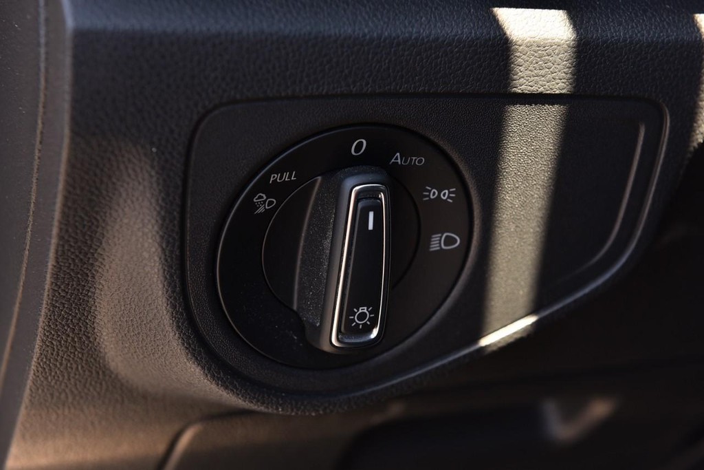 Volkswagen Atlas Cross Sport Vehicle Full-screen Gallery Image 11