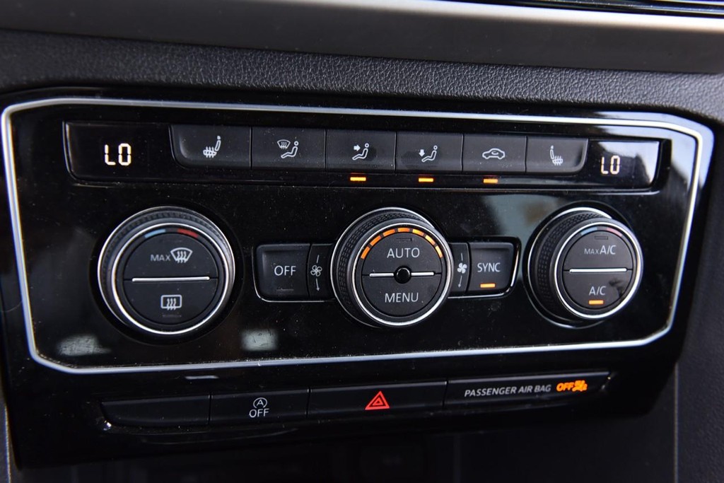 Volkswagen Atlas Cross Sport Vehicle Full-screen Gallery Image 15