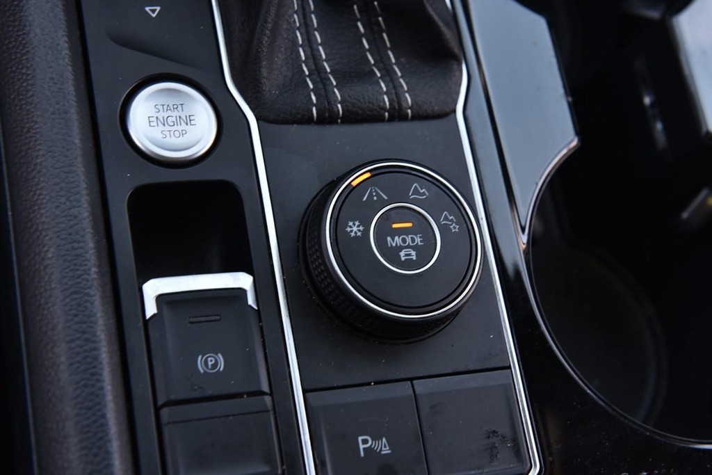 Volkswagen Atlas Cross Sport Vehicle Full-screen Gallery Image 17