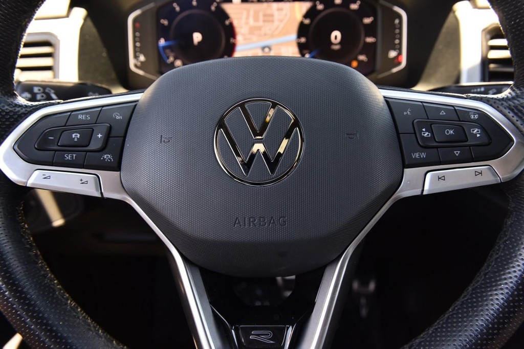 Volkswagen Atlas Cross Sport Vehicle Full-screen Gallery Image 18