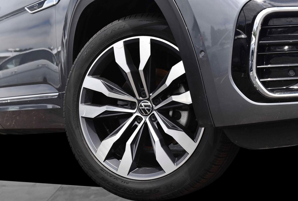 Volkswagen Atlas Vehicle Full-screen Gallery Image 3