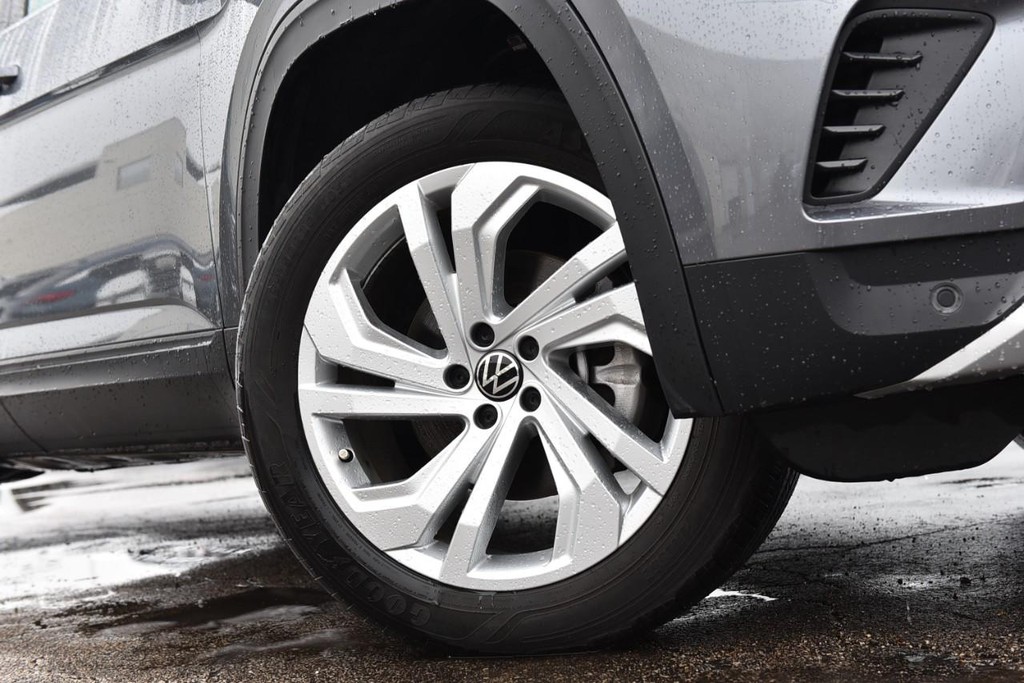 Volkswagen Atlas Vehicle Full-screen Gallery Image 3