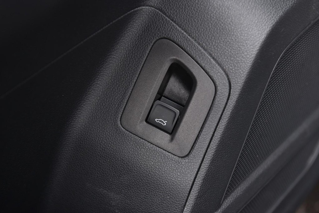 Volkswagen Atlas Vehicle Full-screen Gallery Image 9