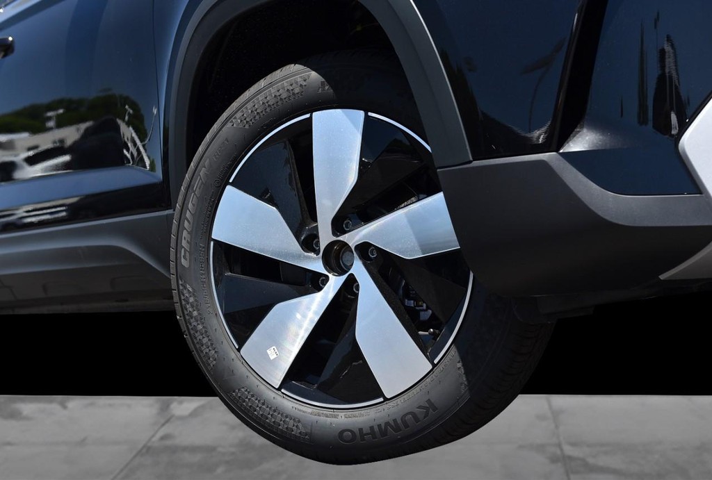 Volkswagen Taos Vehicle Full-screen Gallery Image 3
