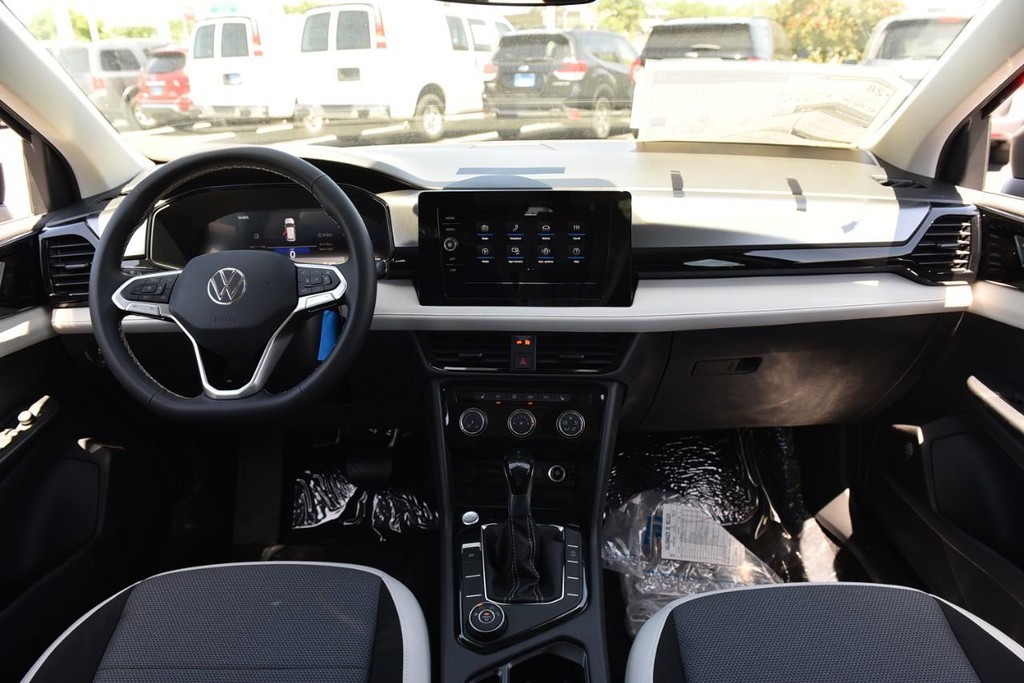 Volkswagen Taos Vehicle Full-screen Gallery Image 7