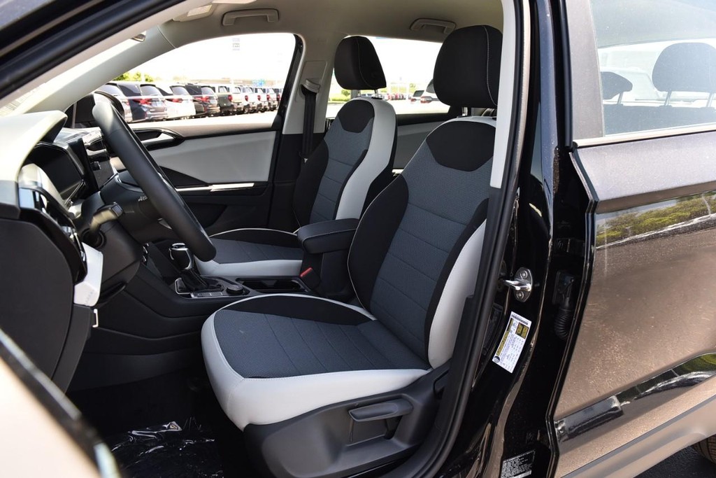 Volkswagen Taos Vehicle Full-screen Gallery Image 19